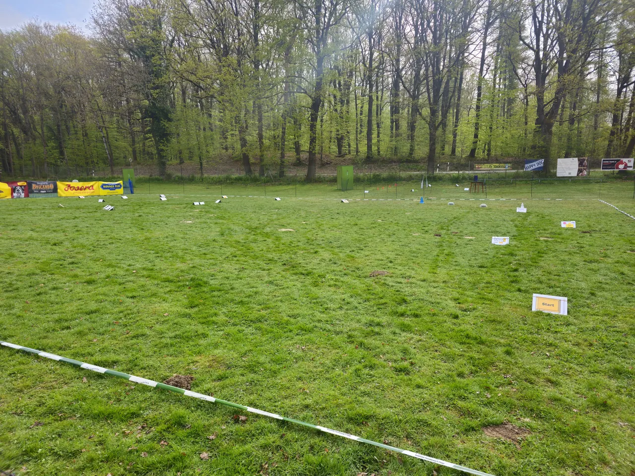 Schilder des Rally-Obedience-Parcours auf dem Rasen