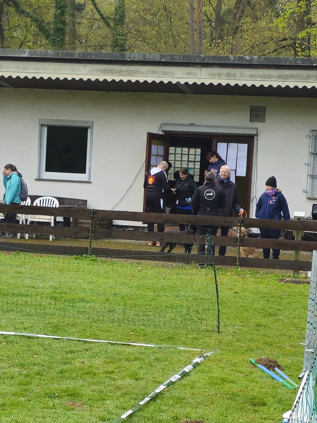 Teilnehmende vor dem Vereinsheim