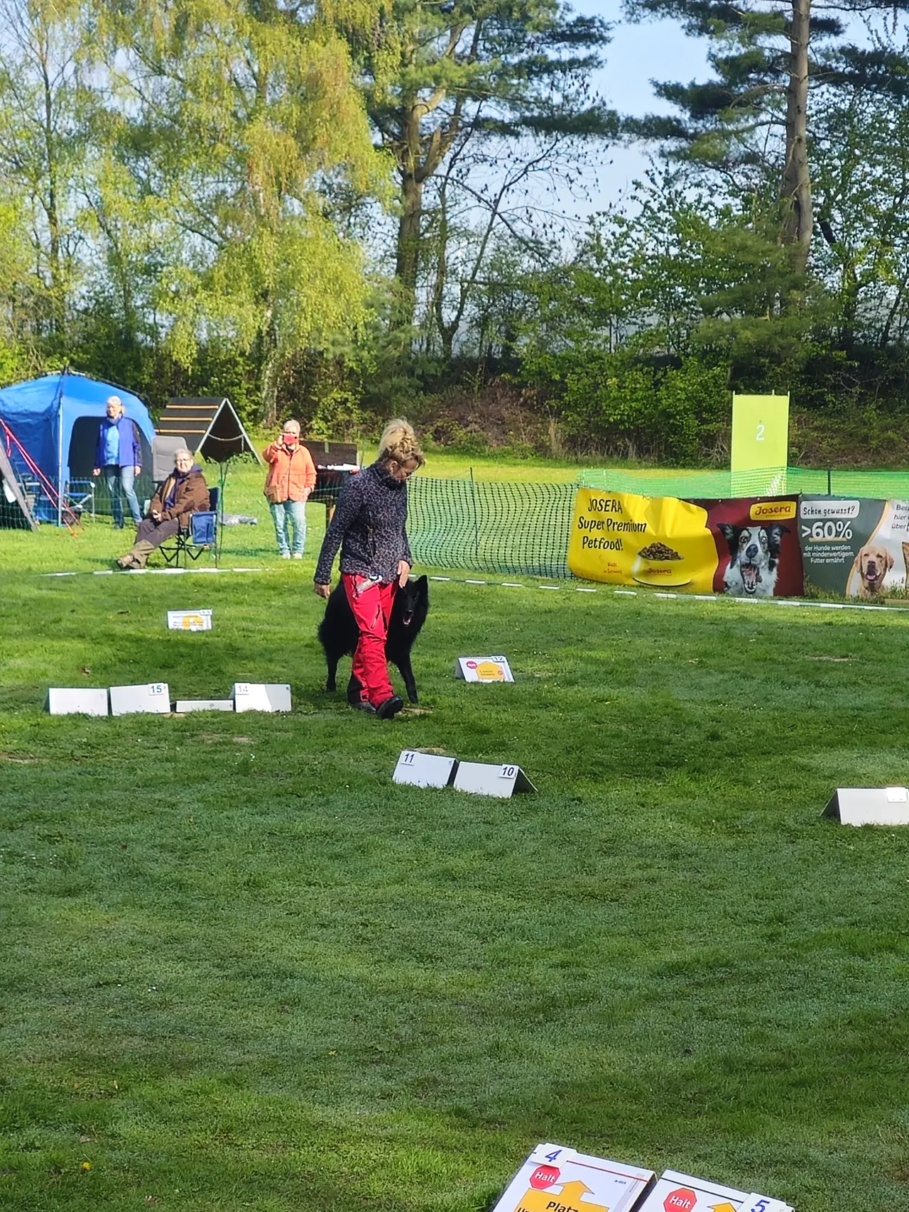 Team an einem Schild im Parcours
