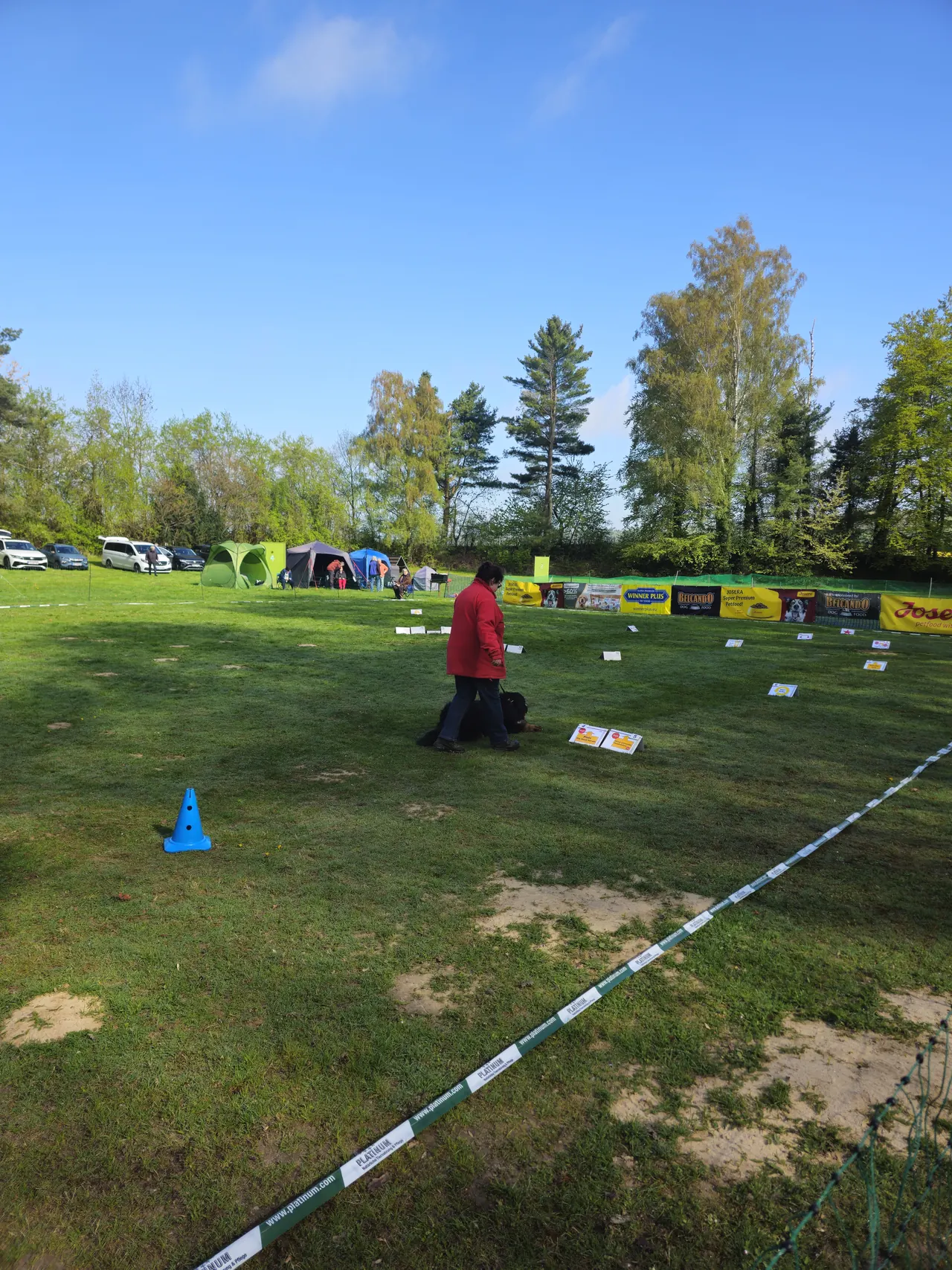 Team im Parcours vor den Pavillons