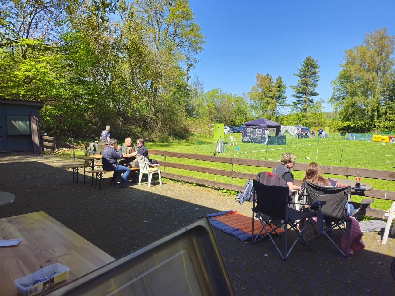 Mittagspause auf der Terrasse in der Sonne