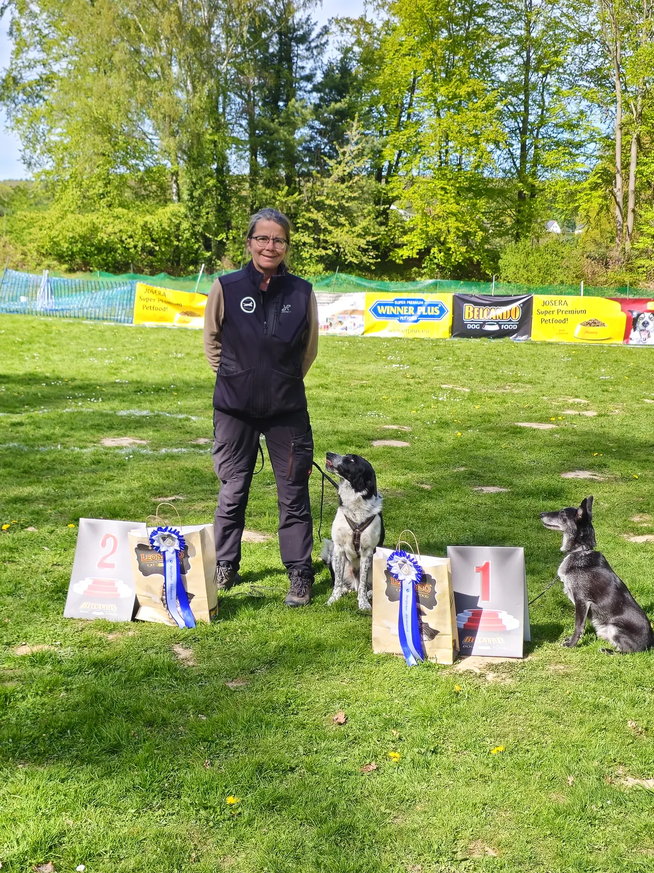 Platzierte mit ihren Hunden und Schleifen