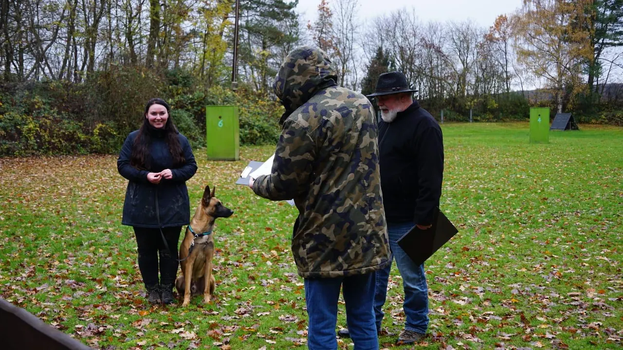 Hund und Hundeführerin im Gespräch mit dem Richter