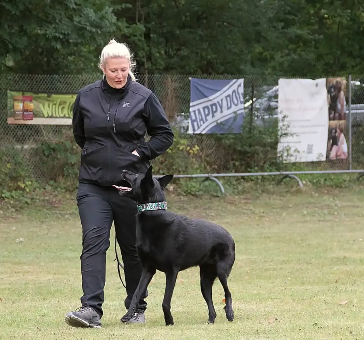 Fußarbeit mit einem schwarzen Hund