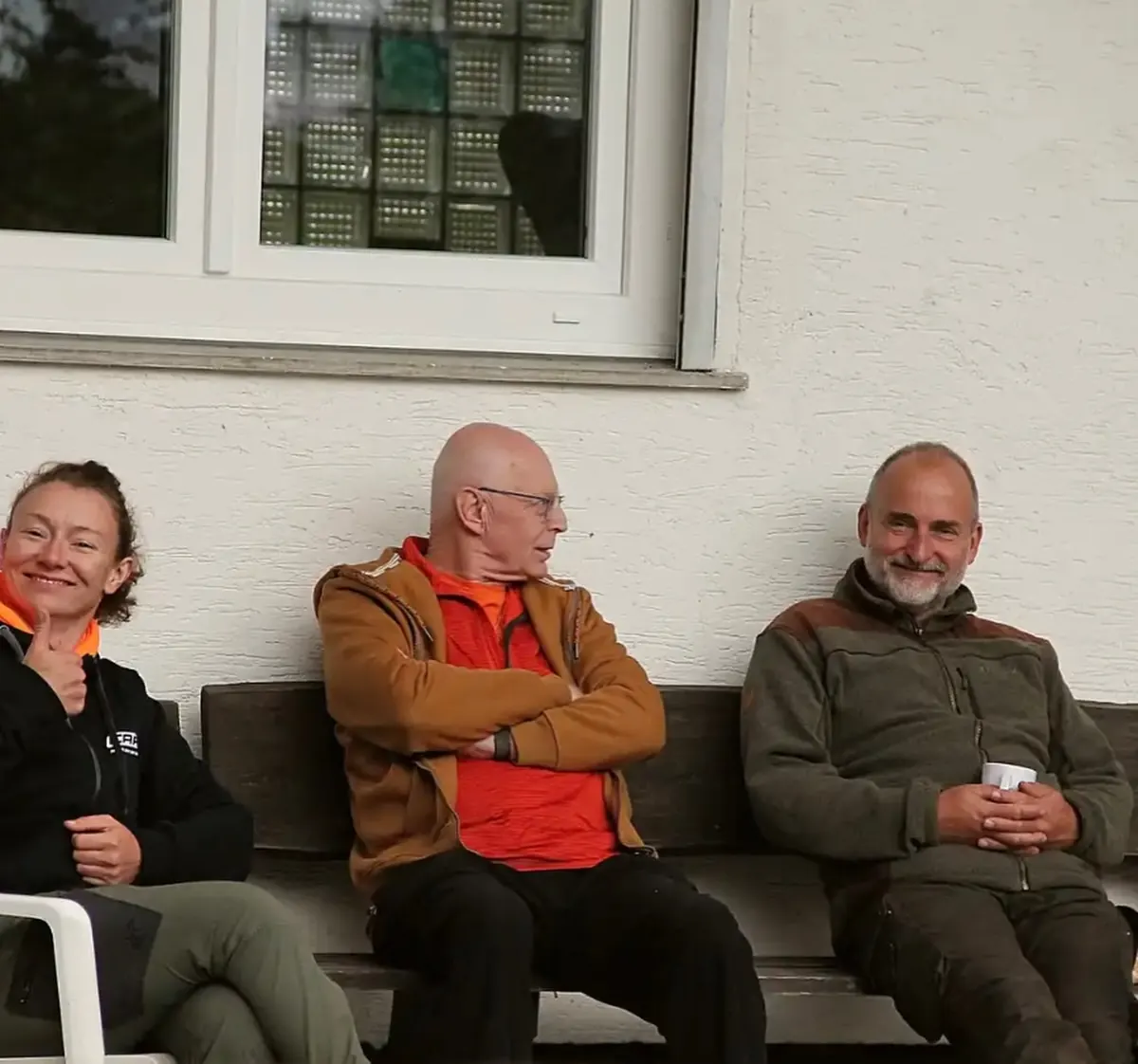 Gemütlich beisammen auf der Bank vor dem Vereinsheim